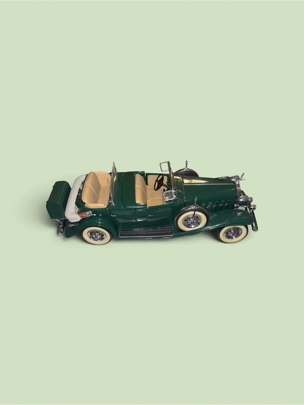 Certified International 1:18 1932 Cadillac V-16 Sport Phaeton Green Car